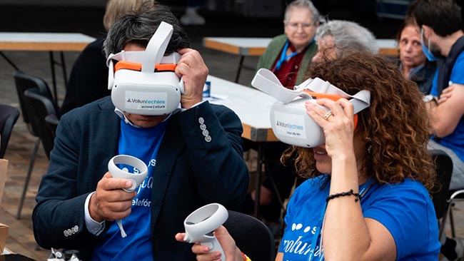 Gente con gafas de Realidad Virtual