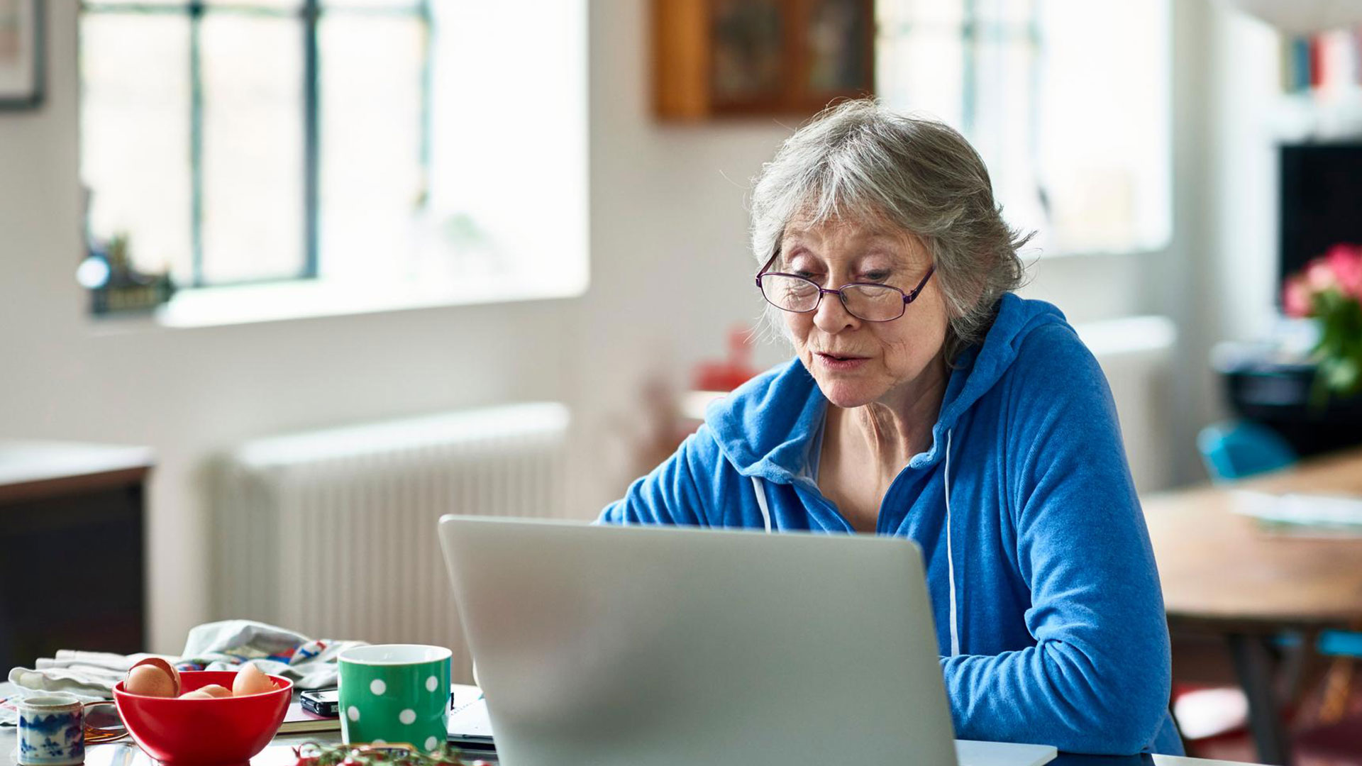 Anciana usando la tablet