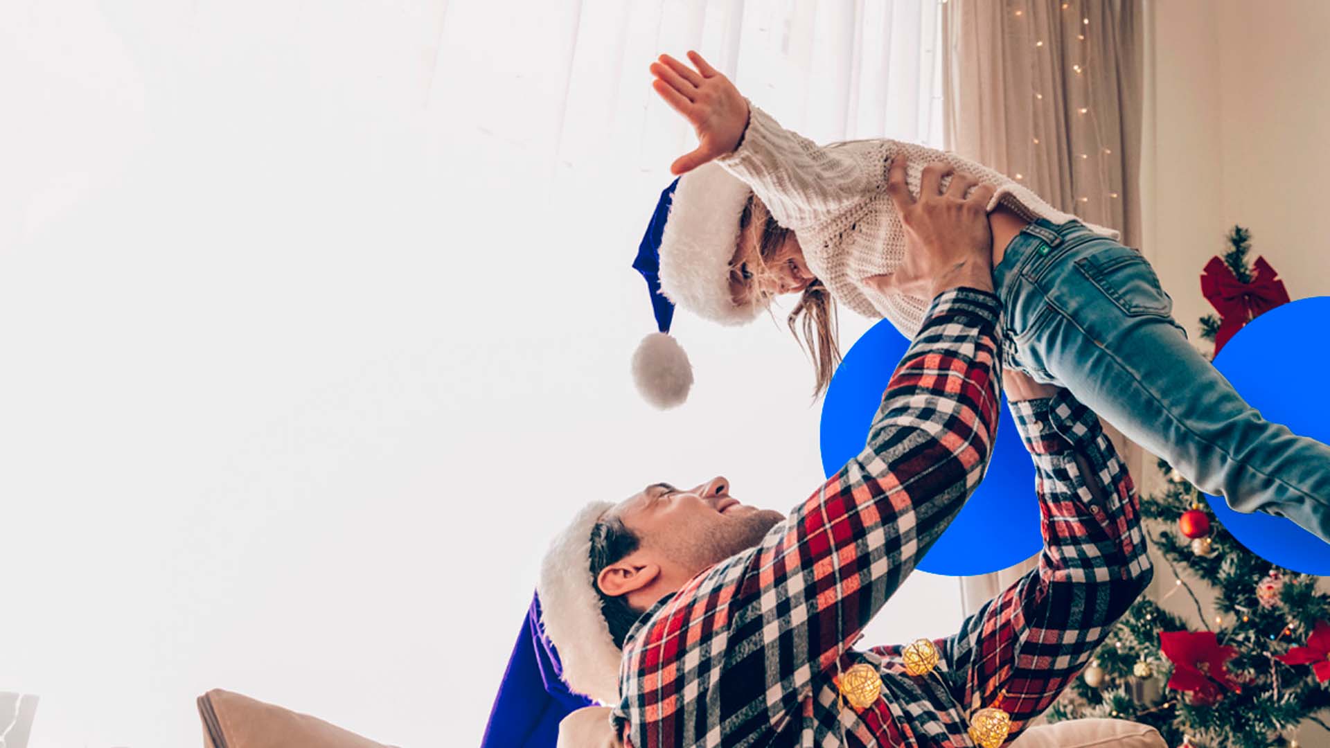 Hombre levantando a niño pequeños con los brazos