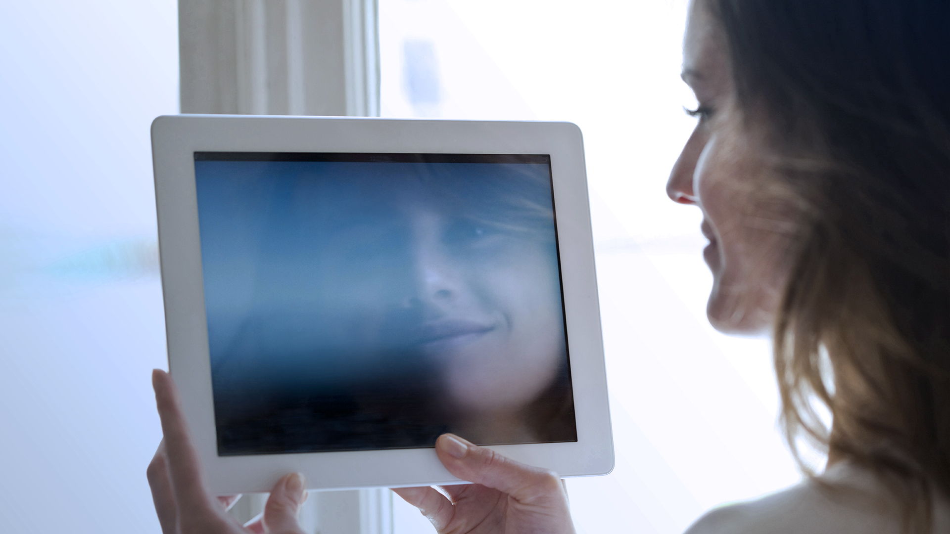 Mujer mirando una tablet