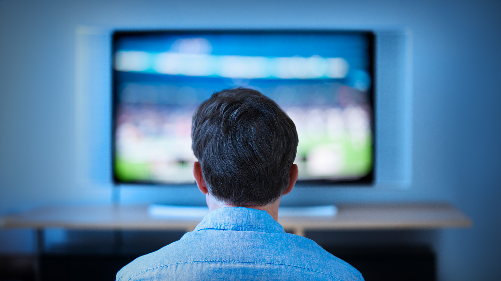 Hombre viendo la televisión