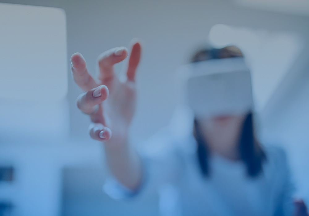 Una mujer con gafas de realidad virtual disfrutando de una experiencia inmersiva en el Metaverso.
